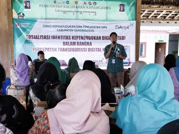 Sosialisasi dan Layanan Keliling Aktivasi Identitas Kependudukan Digital di Kalurahan Karangawen, Girisubo