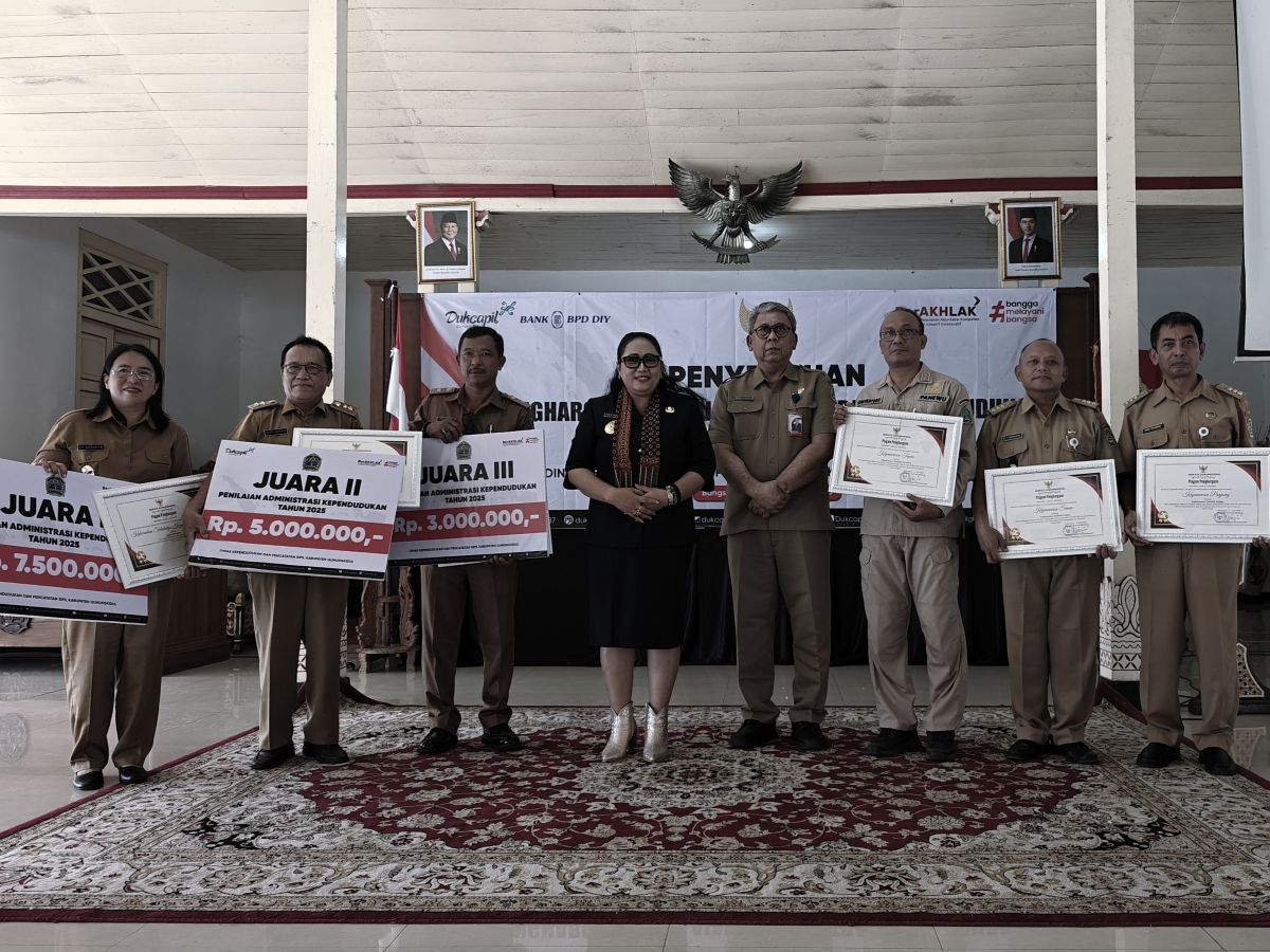 Penyerahan Penghargaan Penilaian Adminduk (PELANDUK) 2025