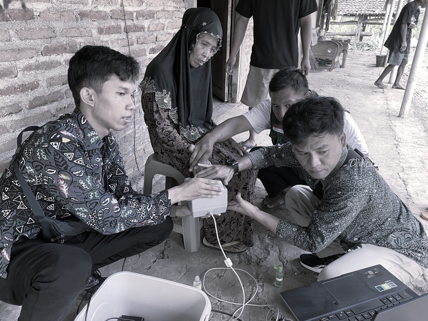 Pelayanan Jemput Bola Perekaman KTP bagi Jompo dan Difabel di Kalurahan Ngawu Playen