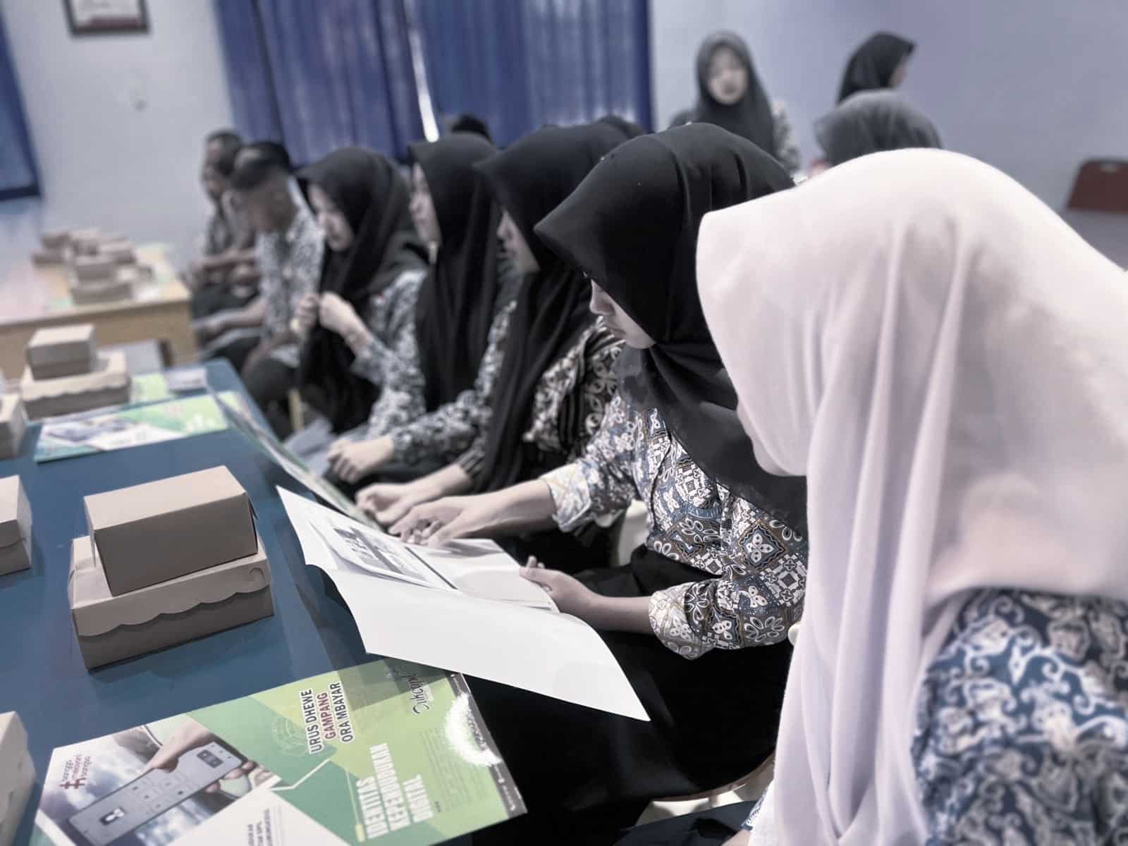 Sosialisasi dan Pelayanan Perekaman KTP serta Aktivasi IKD Bersama Anggota DPRD Kab Gunungkidul di SMK N 1 Saptosari