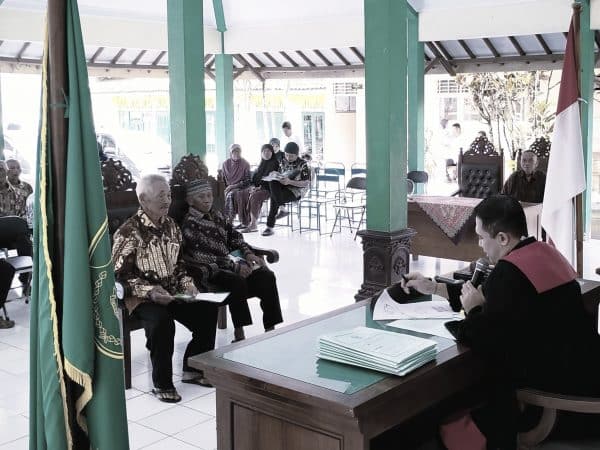 Pelaksanaan Sidang di Luar Gedung Penetapan Akta Kematian di Kalurahan Ngestirejo